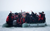 Lại lật xuồng di cư tại eo biển Channel, 30 người thoát chết