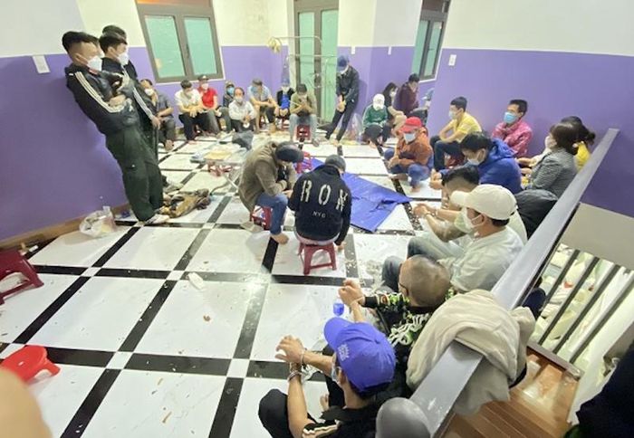 Đột kích sòng bạc, phát hiện 1 người dương tính COVID-19