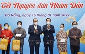 Chủ tịch nước Nguyễn Xuân Phúc trao quà Tết cho các hộ nghèo tại Đà Nẵng