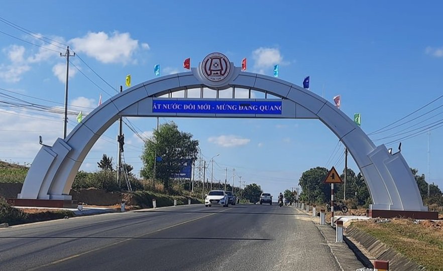 Đề nghị tháo dỡ 5 cổng chào xây dựng trái phép ở Kon Tum