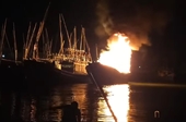 Ba tàu cá bốc cháy ngùn ngụt lúc rạng sáng