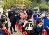 Đoàn viên VKSND tỉnh Nghệ An tuyên truyền pháp luật, tặng quà Tết cho học sinh nghèo