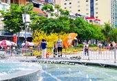 Người dân TP Hồ Chí Minh thích thú chụp hình lưu niệm tại đường hoa Nguyễn Huệ ngày đầu xuân