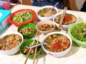 Lạ lùng bún nhà nghèo ăn kèm tóp mỡ, giá 10 000 đồng bát ở Nam Định