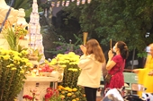 Không bắn pháo hoa, người dân TP HCM đi lễ cầu may thời khắc đêm giao thừa