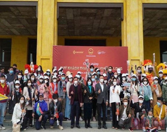 Quảng Ninh đón đoàn khách du lịch xông đất đầu năm mới