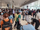 Lượng khách đổ về sân bay Tân Sơn Nhất tăng đột biến
