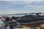 Bắt giữ nhiều ghe khai thác cát lậu trên sông Đồng Nai vào nửa đêm