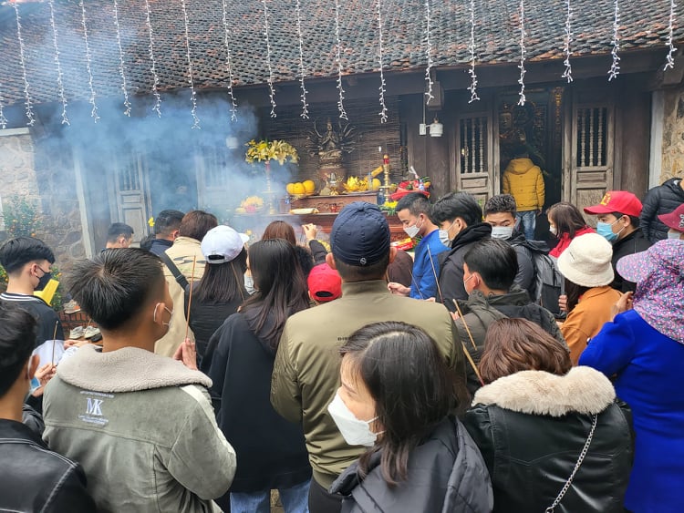 Tấp nập người đi lễ đền, chùa dịp Rằm tháng Giêng ở Hà Tĩnh