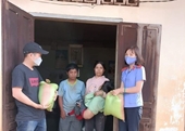 VKSND huyện Cư Kuin phối hợp tặng 2 tấn gạo những gia đình khó khăn