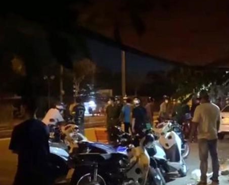 Truy tìm hai đối tượng nổ súng vào ô tô ở TP HCM