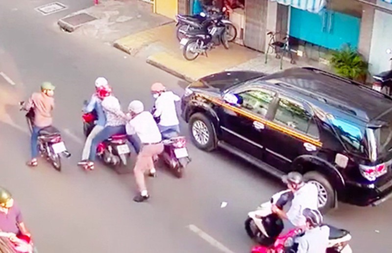 CLIP Hai cô gái bị 6 thanh niên dàn cảnh, uy hiếp cướp tài sản