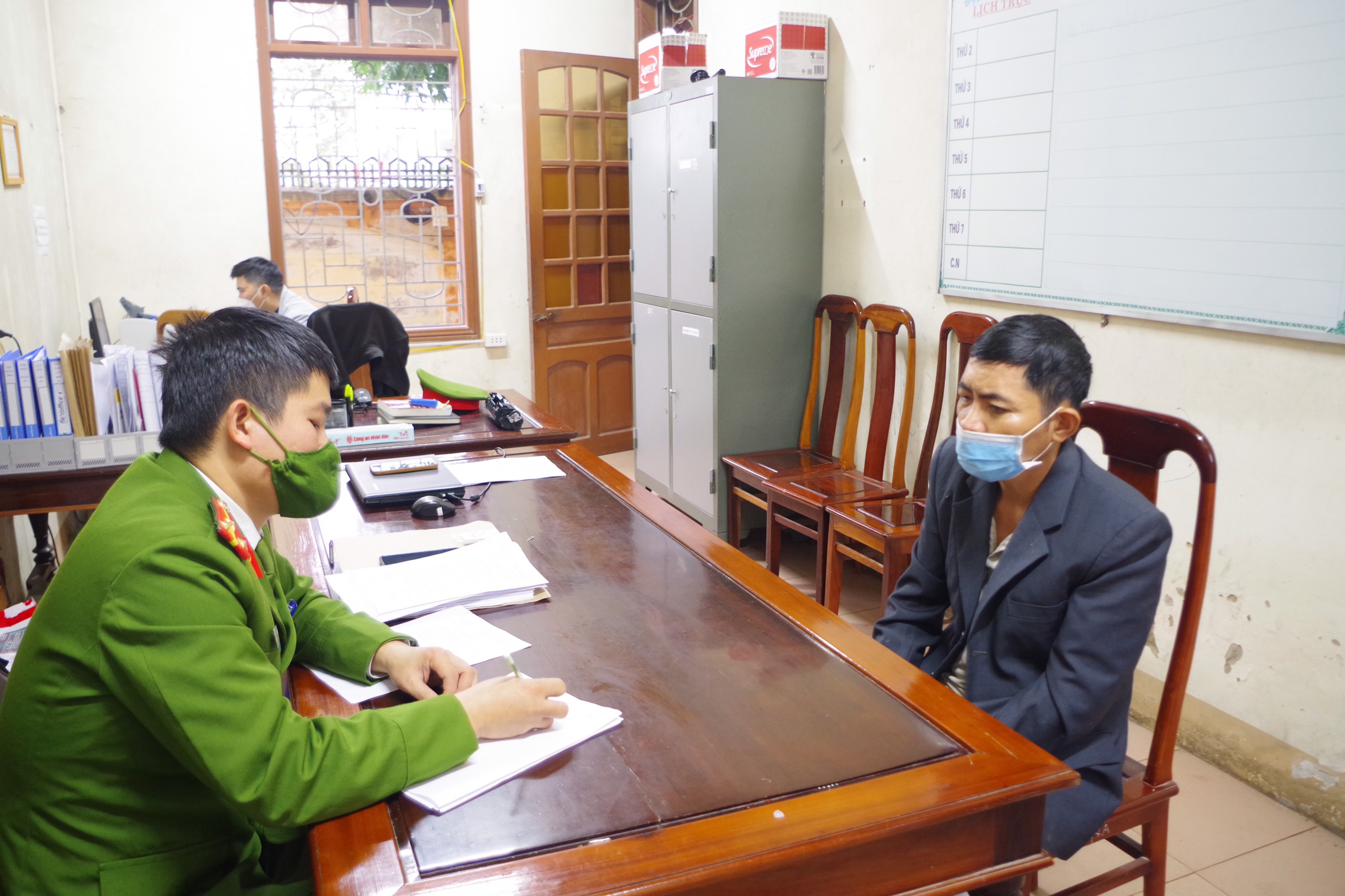 Ma men khó chịu với đèn nhấp nháy, đập phá hỏng cây ATM