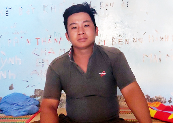 Đi chùa về, phát hiện tên trộm đang cạy tủ lấy vàng