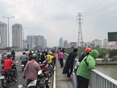 Nam thanh niên bỏ lại xe máy, nhảy cầu Sài Gòn tự tử