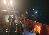 Vượt biển trong đêm cứu 5 thuyền viên cùng 2 tàu cá gặp nạn