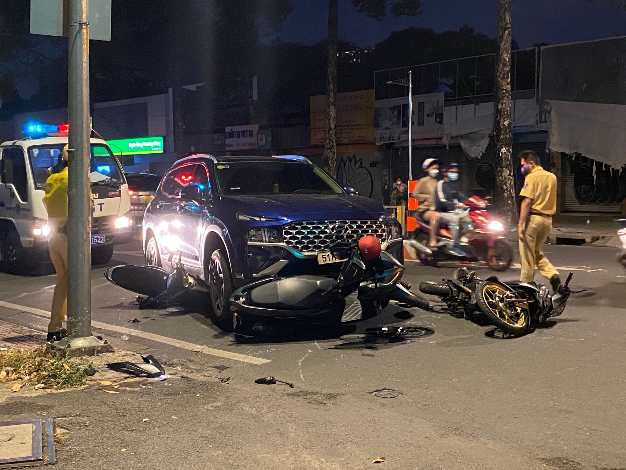 Tài xế ôtô 7 chỗ bất ngờ tông, húc văng xe máy dừng đèn đỏ