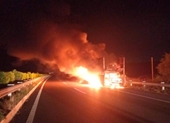 Xe rơ-mooc chở 3 ôtô bốc cháy trên cao tốc TP HCM-Long Thành- Dầu Giây