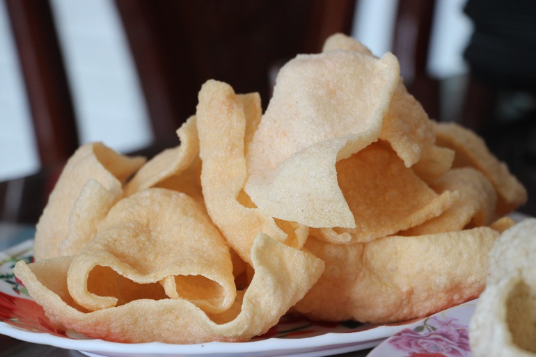 Đặc sản bánh phồng tôm ăn là ghiền ở miền Tây