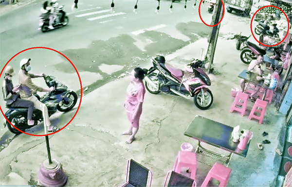 Dàn cảnh trộm xe bằng cách giả vờ mua bún