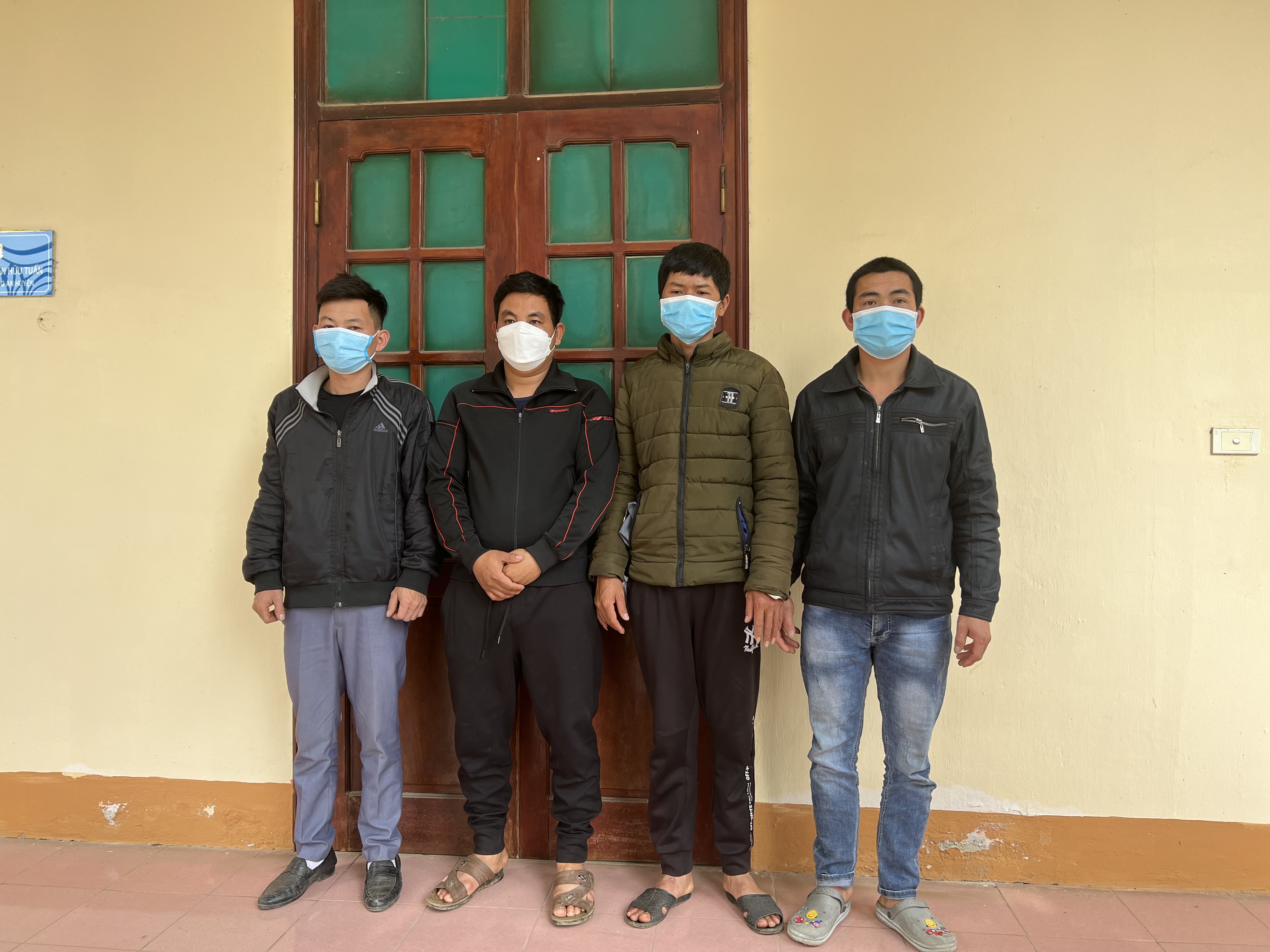 Bắt 9 đối tượng đánh bạc tại mỏ đá