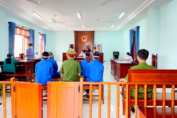 4 bị cáo nhận 249 tháng tù về tội tàng trữ, sử dụng chất ma túy