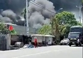 Một xưởng sản xuất nhựa bốc cháy dữ dội, thiêu rụi nhiều tài sản