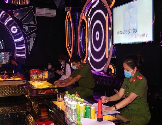 Người đàn ông tử vong sau khi hát karaoke cùng 2 nữ nhân viên