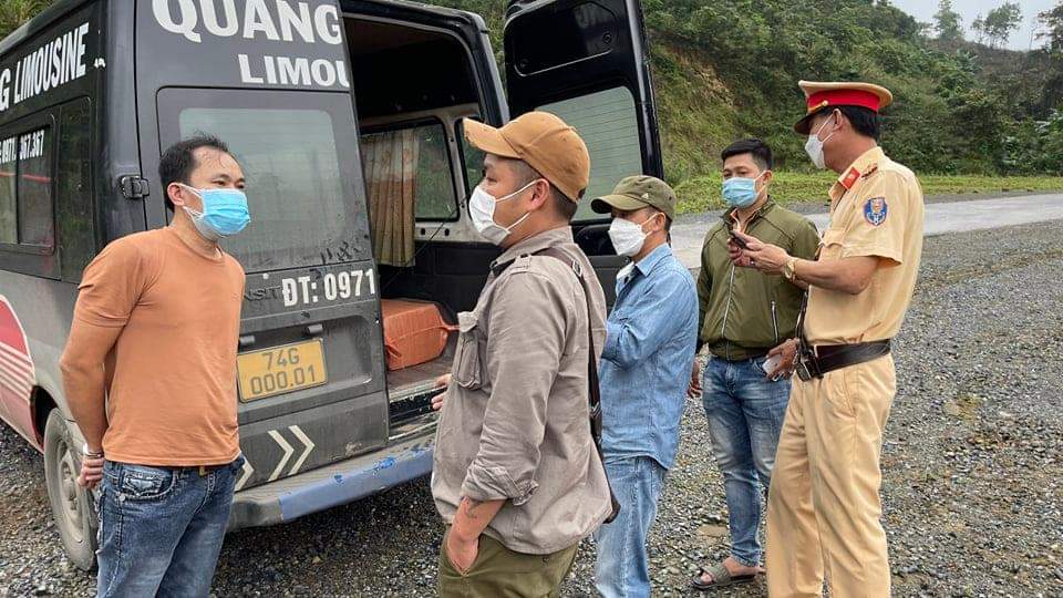 Xe chở pháo lậu phóng bạt mạng trên đường khi bị truy đuổi