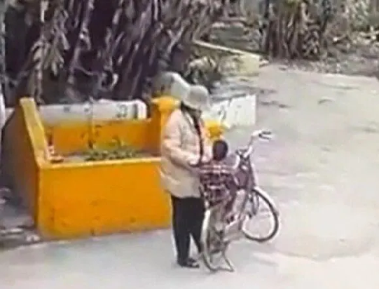 Xác định được người phụ nữ thả bé gái hơn 2 tuổi xuống mương nước