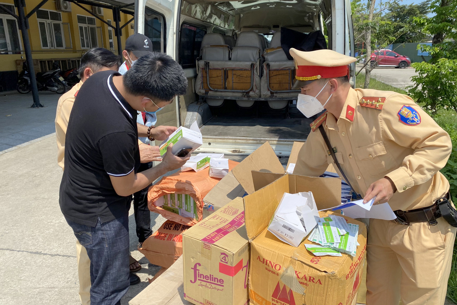 Phát hiện hàng ngàn kit xét nghiệm COVID-19 không rõ nguồn gốc trên xe khách