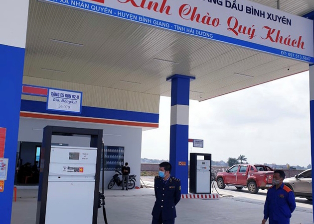 Đình chỉ hoạt động cây xăng Bình Xuyên bán xăng lẫn nước lã cho người dân