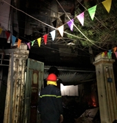 Giải cứu 3 bố con ở Hà Nội mắc kẹt trong trong đám cháy lúc rạng sáng