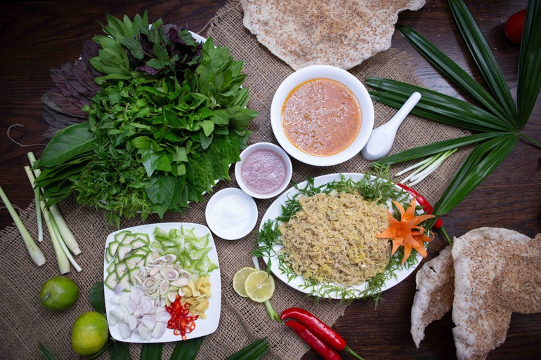 Món gỏi nhệch kỳ công ăn kèm chục loại gia vị, giá tiền triệu hút khách