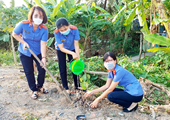 Phụ nữ ngành Kiểm sát huyện Cờ Đỏ tham gia trồng cây bảo vệ môi trường