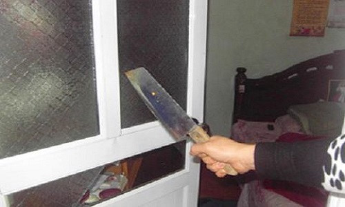 Người đàn ông thủ sẵn hai con dao tìm chém người phụ nữ