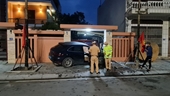 CLIP Xe Porsche nửa đêm mất lái tông thẳng vào nhà dân ở Quảng Ninh