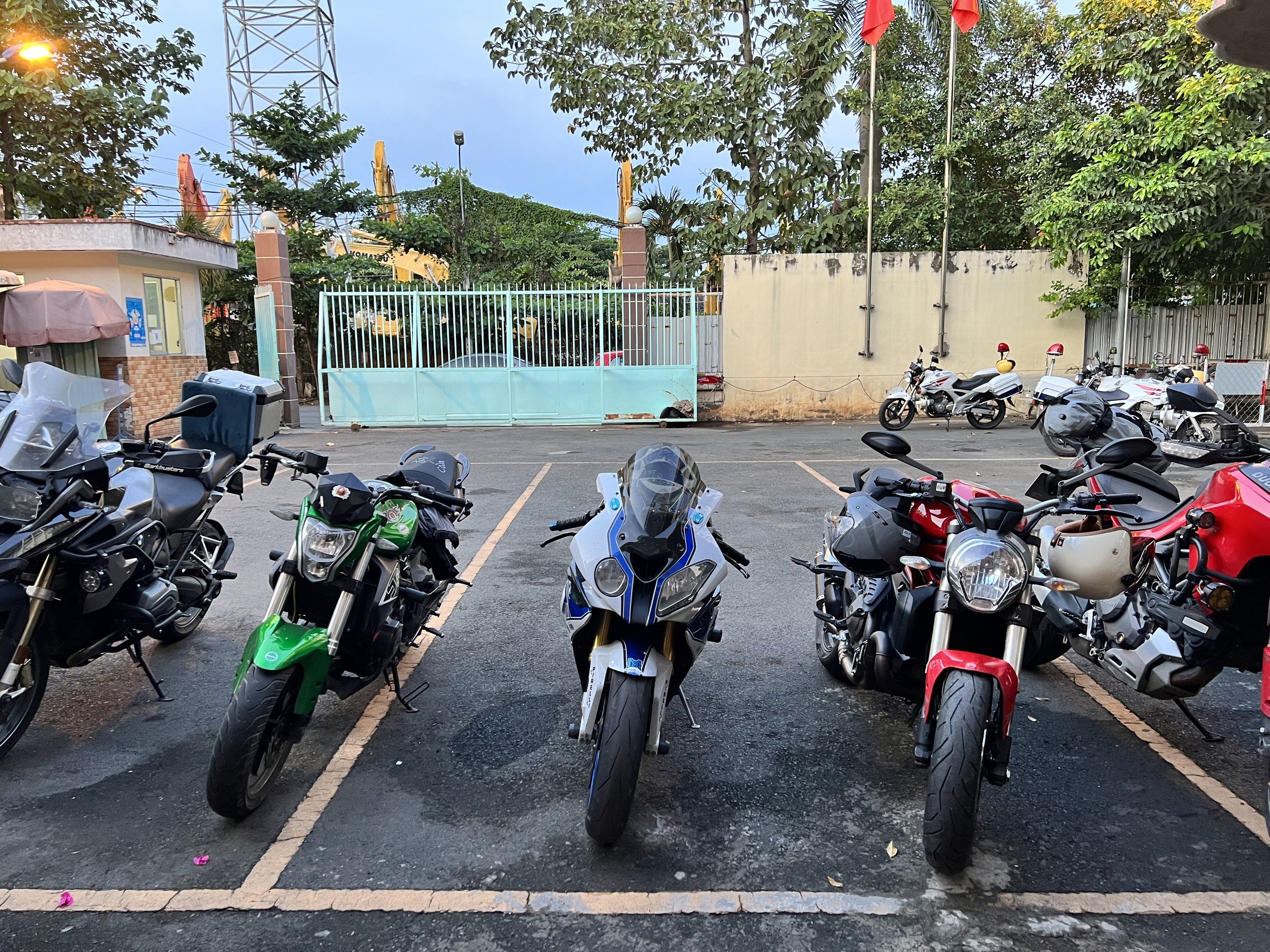 Cảnh sát giao thông TP HCM bố trí “đón lõng” bắt giữ dàn mô tô khủng chạy quá tốc độ, đi vào đường cấm