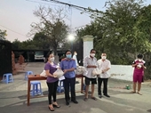 VKSND TP Thủ Dầu Một tặng gạo cho người đi tiêm vắc xin COVID-19