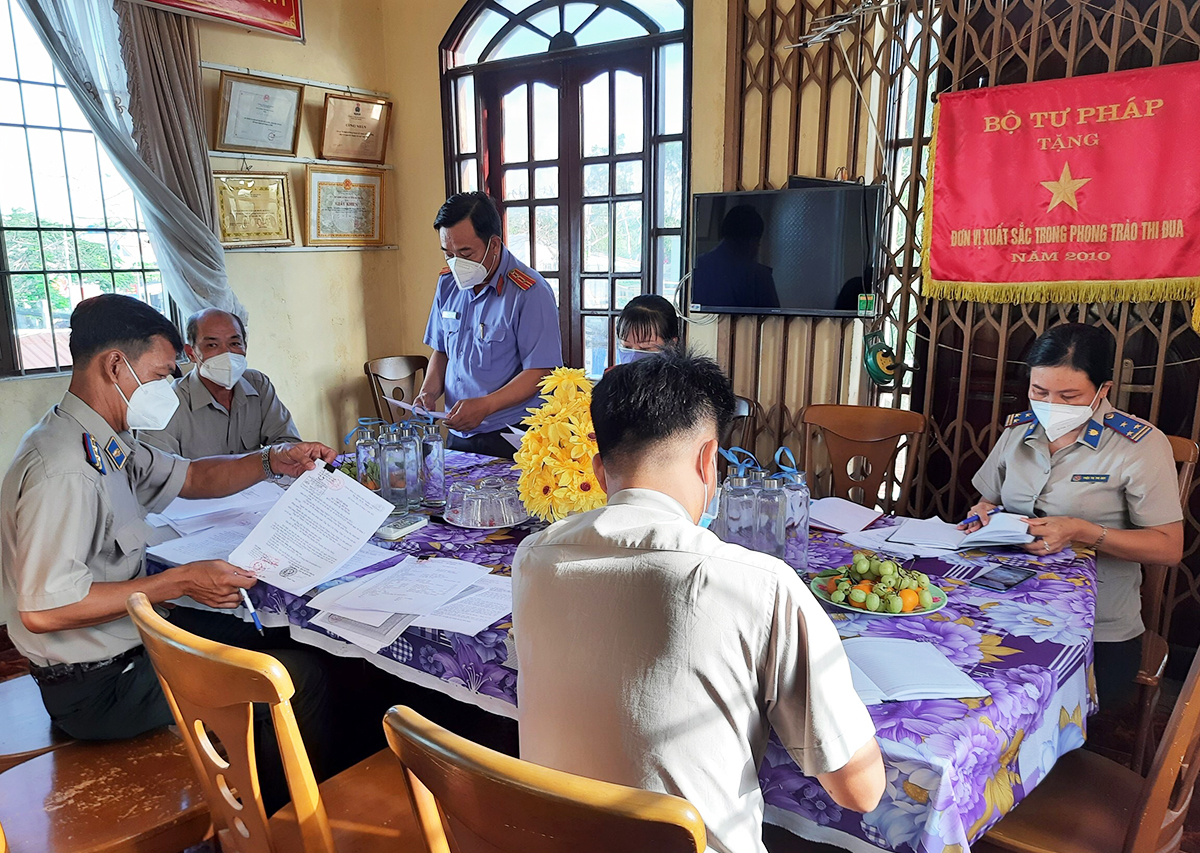 VKSND huyện Mỹ Xuyên phúc tra công tác kiểm sát thi hành án dân sự trên địa bàn