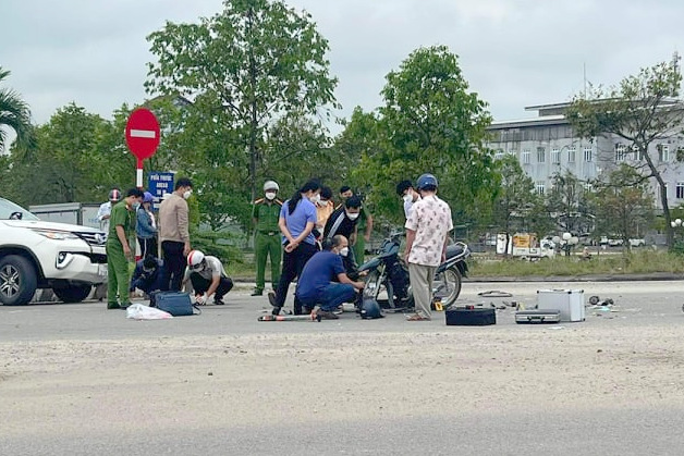 Xe máy và ô tô đâm nhau, 2 người thương vong