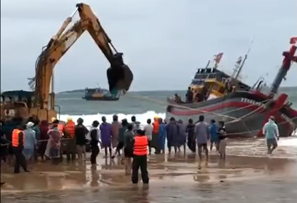 Mưa to, sóng lớn bất thường, gần 100 ghe, tàu ở Nam Trung bộ bị chìm, lật