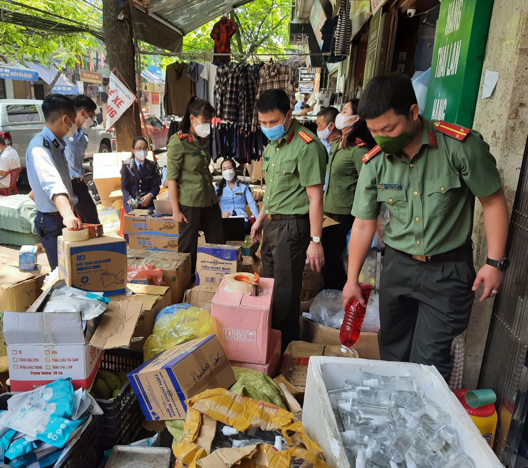Phát hiện kít test COVID-19 nhập lậu cùng hàng trăm ký thực phẩm bẩn