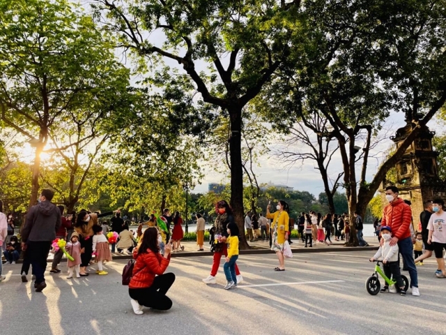 Miền Bắc ngày nắng 30 độ C, miền Nam mưa dông