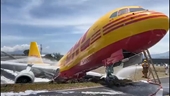 Khoảnh khắc chiếc máy bay Boeing 757-200 gãy đôi sau khi hạ cánh khẩn cấp
