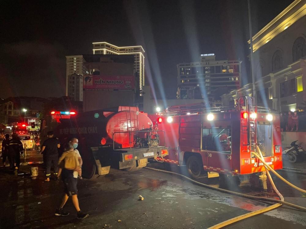 CLIP Cháy chợ du lịch đẹp nhất ở Hạ Long