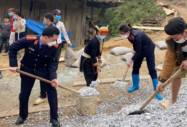 VKSND huyện Bắc Sơn hỗ trợ làm đường nông thôn mới