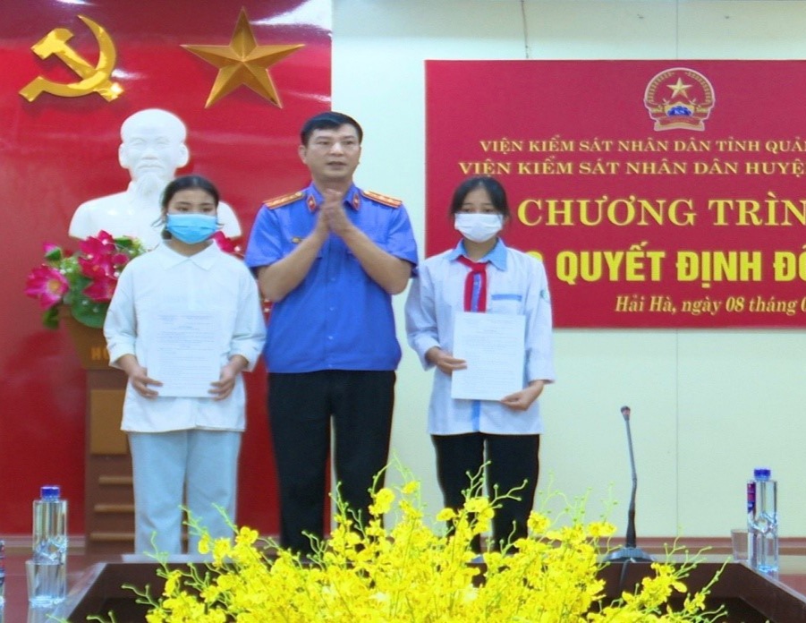 VKSND huyện Hải Hà đỡ đầu hai học sinh có hoàn cảnh khó khăn