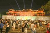 Hàng nghìn người chen chân dạo phố đêm Hoàng thành Huế