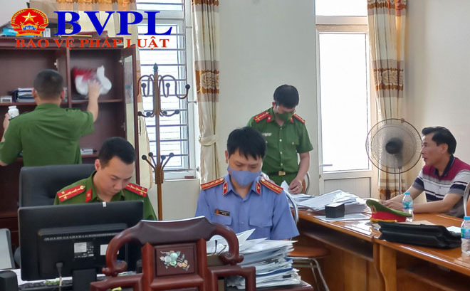 NÓNG Hình ảnh bắt, khám xét Giám đốc CDC Nam Định và các thuộc cấp